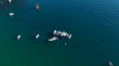 Yat festivalini bir DJ, yüksek sesli müzik ve festival eğlencesi ile açık sularda yaşayın..