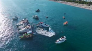 Bir yat festivalinin heyecanını ve eğlencesini görün. Bir DJ ve yüksek sesli müzikle..