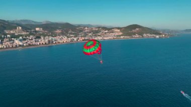 Sakin suların ve Alanya 'nın kıyı denizinin altın kumlu sahillerinin tadını çıkarın..