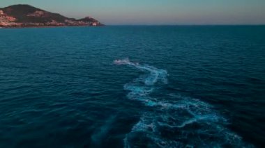 Alanya 'nın deniz ufkunu bu kadar çarpıcı yapan berrak suların ve kayalık kıyıların mükemmel karışımına bakın..