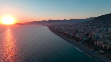 Huzurlu denizi ve uzak dağlarıyla Alanya 'nın çarpıcı sahil şeridini deneyin..