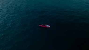 Alanya 'nın nefes kesen deniz ufkunun tadını çıkarın. Canlı mavi suları ve şehrin ufuk çizgisi manzaralı..