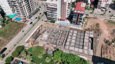 Yeni bir inşaat projesinin temelleri için inşaat demirini bağlayan işçiler