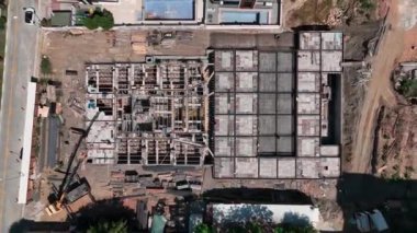 Yoğun bir inşaat sahasında inşaat takviyesi için demiri bağlama sürecini izleyin.