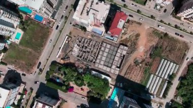İnşaat alanındaki beton temeli güçlendirmek için demiri bağlama sürecine bakın.