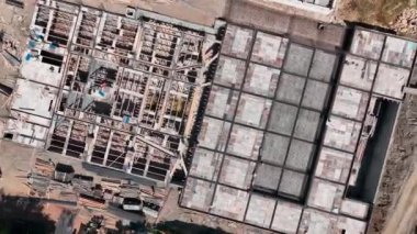 Büyük ve yoğun bir inşaat projesi için inşaat demirini bağlayan işçileri izleyin..