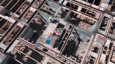 Yeni binanın temellerine yapısal destek sağlamak için demircilik yapan işçileri izleyin.