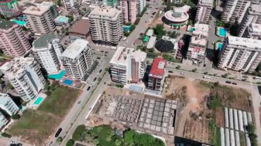 Büyük bir inşaat projesinde beton bir yapının temeli için demircilik yapan işçileri izleyin.