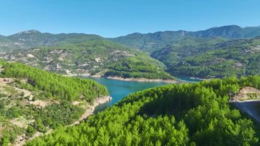 Mankenlerin nehir boyunca üstü açık arabalarıyla köprüden geçerken manzaranın tadını çıkarın..