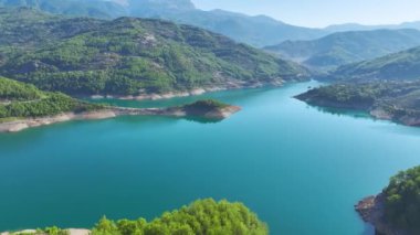 Nehir boyunca üstü açık araba süren bir modeli izle, yol boyunca manzaralı bir köprüden geçerken..