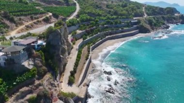 Akdeniz 'deki sakin bir sahili seyret. Etrafı yemyeşil ve canlı bir bahçeyle çevrili..