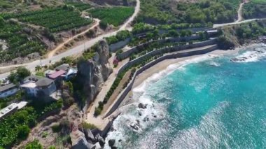 Akdeniz 'de yemyeşil bahçelerle çevrili sihirli bir sahil manzarasının tadını çıkar..