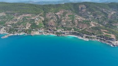 Akdeniz 'deki sakin sahile bakın, canlı ve renkli bir bahçeyle çevrili..