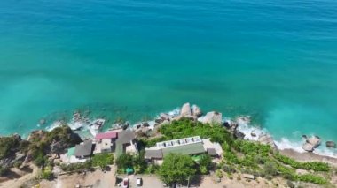 Arkasında Akdeniz 'in olduğu Alanya' nın güzel rıhtım ve hareketli şehir merkezine bakın..