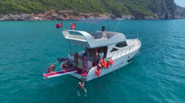 Alanya 'nın güzel masmavi kıyı şeridini izleyin, berrak mavi sular ve altın kumlu plajlar.