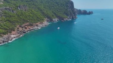 Alanya 'nın güzel masmavi kıyı şeridine bakın, berrak mavi suları yavaşça kumlu kıyılara çarpıyor..