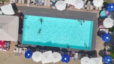 Alanya 'nın masmavi kıyı şeridine bakın, berrak mavi sular ve güzel sahil manzaraları sunuyor..