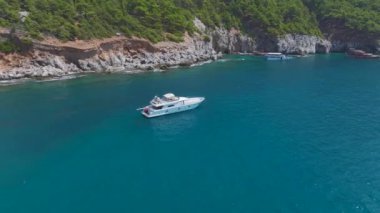 Alanya 'nın çarpıcı sahil şeridine bakın, masmavi suları ve sakin sahil manzarasıyla.