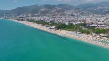 Alanya 'nın kıyı şeridinin kristal gibi berrak sularına bakın, altın kıyıları ve manzaralı plajları var..