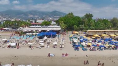 Sakin kumlu sahilleriyle Alanya 'nın güzel mavi sularını izle..