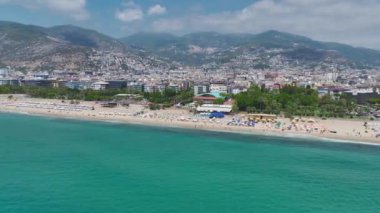 Alanya 'nın manzaralı sahil şeridine bakın, masmavi suları ve sakin kumlu plajları var..
