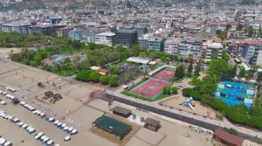 Alanya 'nın masmavi kıyı şeridinin nefes kesici güzelliğinin tadını çıkarın, altın kum ve canlı mavi sularıyla..