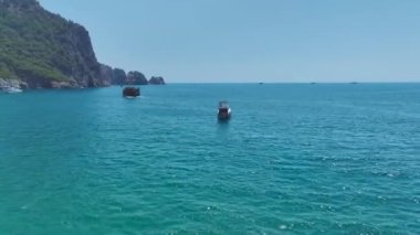 Kristal berrak suları ve yumuşak kumlu kıyılarıyla Alanya 'nın çarpıcı masmavi kıyı şeridinin tadını çıkarın..