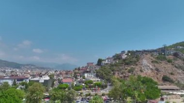 Alanya 'da sakin bir teleferik gezisi deniz, dağlar ve aşağıdaki şehrin çarpıcı manzarasını sunar..
