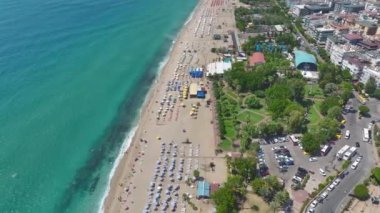 Alanya 'daki Kleopatra Sahili, altın kumları ve kristal berrak sularıyla, güzel sahil şeridi boyunca uzanır..