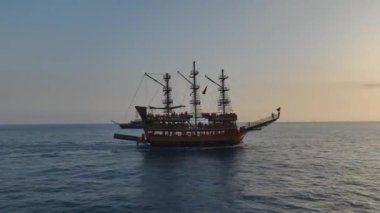 Gök mavisi güzel sahile bakın, beyaz yatlar suda partilere ve etkinliklere ev sahipliği yapıyor..