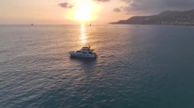 Muhteşem masmavi kıyı şeridi boyunca demir atmış beyaz yatlardaki canlı parti atmosferinin tadını çıkarın..