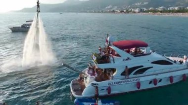 Dj partisini beyaz yatlarda, gök mavisi sahil şeridinde kızlar dans ederken izleyin..