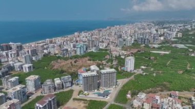 Bulutlu dağların, yeşil ormanların ve açık arazilerin güzel manzarasını izleyin..