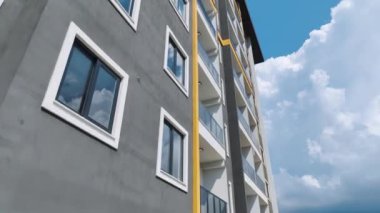 İnşaatın sonundaki bir konut kompleksindeki kristal berrak gök mavisi havuzu izleyin..