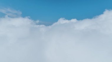 Bulutları, yeşil ormanları ve geniş açık alanları olan güzel bir dağ manzarasının tadını çıkarın..