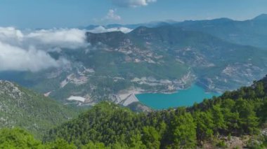 Bulutlu dağların, yeşil ormanların ve engin açık arazilerin manzarasının tadını çıkar..