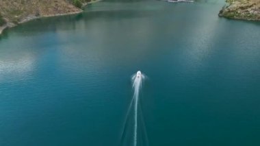 Türkiye 'nin kanyonunda kürek çeken grubu izleyin, açık hava güzelliğinin tadını çıkarın ve keşfedin.