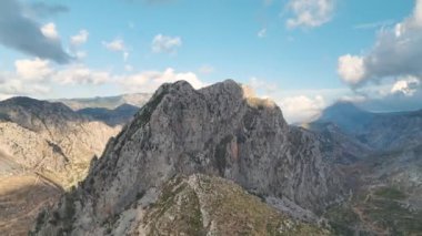 Sersemletici manzaralı canlı yeşil bir kanyonda kürek çekme macerasını yaşayın..