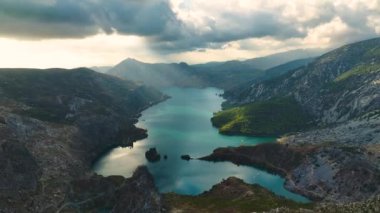 Bir grup kürekçinin doğanın güzellikleriyle çevrili engin, yeşil kanyonu keşfetmesini izleyin..