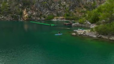 Grubun yemyeşil kanyonda kürek çekişini izleyin, doğanın dinginliğinin tadını çıkarın..