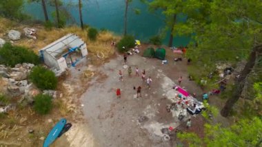 Ağaçlar ve doğal güzelliklerle dolu büyük yeşil bir kanyonda kürek çekmenin tadını çıkarın..