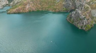 Doğayla çevrili yeşil bir kanyonda kürek çekmenin güzelliğini hissedin..