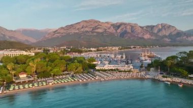 Antalya Kemer üzerindeki huzurlu şafağı seyret, el değmemiş sular ve çarpıcı yatlarla.