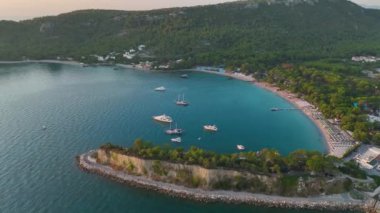 Antalya Kemer sahil şeridinde gündoğumunun dinginliğini yaşayın, lüks yatlar ve temiz denizlerle..