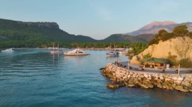 Şafak vakti Antalya Kemer kıyısındaki el değmemiş suların ve lüks yatların tadını çıkarın..