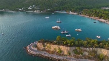 Güneş doğarken Antalya Kemer 'in berrak sularında demirli lüks yatlara bakın..