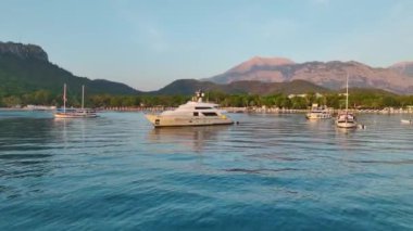 Antalya Kemer 'in şafağını seyret, kristal berrak sular ve zarif yatlarla.