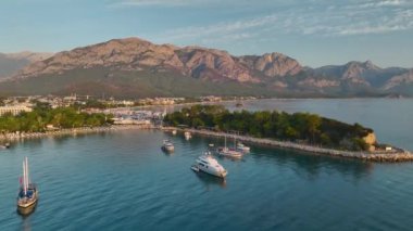 Güneş doğarken Antalya Kemer 'in güzelliğine bakın. Temiz denizler ve lüks yatlar sahili süslüyor..