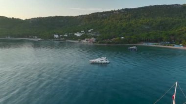 Güneş Antalya Kemer 'in üzerine doğarken berrak sularda dinlenen lüks yatlara bakın..