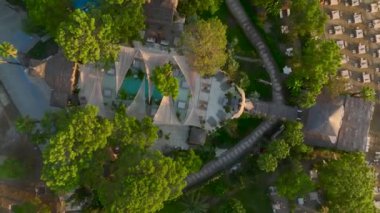 Antalya Kemer 'deki rahatlatıcı Bali tarzı plaj kulübünü tropikal, otantik dekoruyla deneyin..